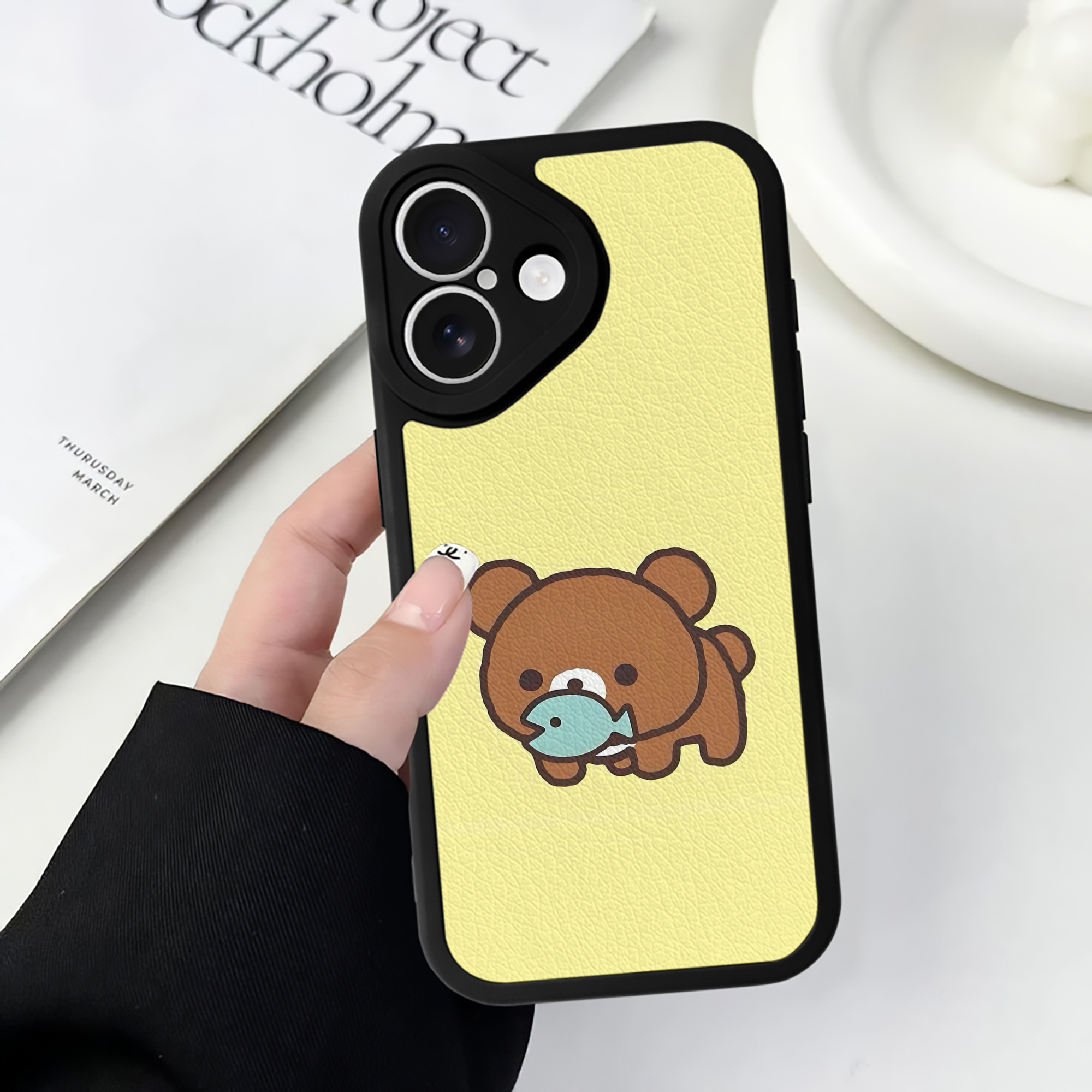 （画像用） リラックマ リラックマ キイロイトリ Rilakkuma Korilakkuma Kiiroitori 【iPhone 16シリーズ対応】シリコンスマホケース（レザー調） 材質：シリコン